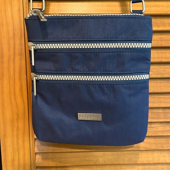 Baggallini Handbags - Baggallini cross body - like new!